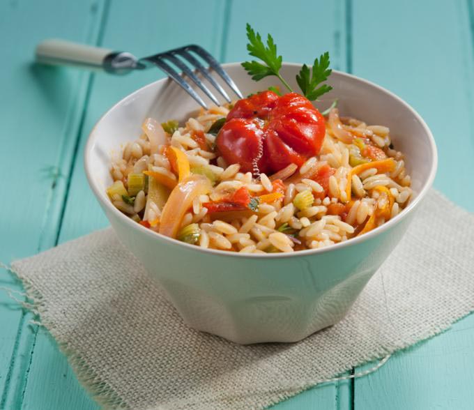 Barley-shaped pasta with red pepper (manestra colopimpiri)